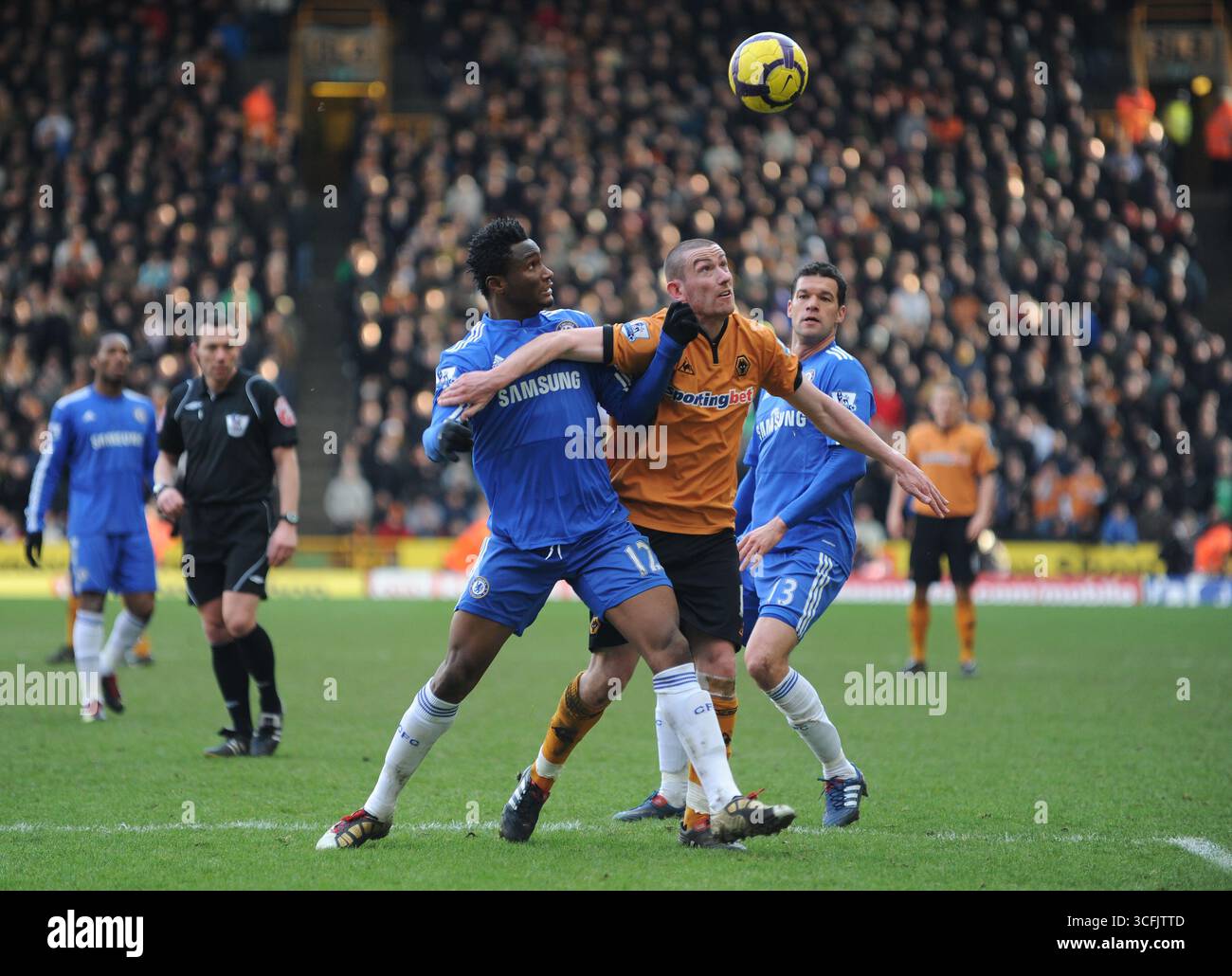 John Obi Mikel aus Chelsea und David Jones aus Wolverhampton Wanderers. Barclays Premier League - Wolverhampton Wanderers gegen Chelsea Stockfoto