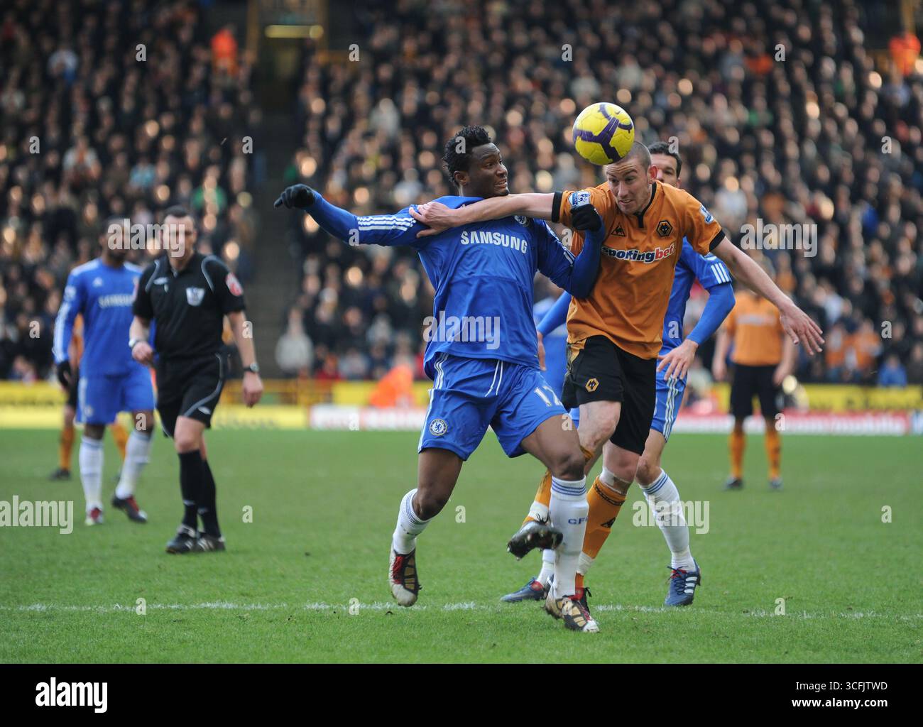 John Obi Mikel aus Chelsea und David Jones aus Wolverhampton Wanderers. Barclays Premier League - Wolverhampton Wanderers gegen Chelsea Stockfoto