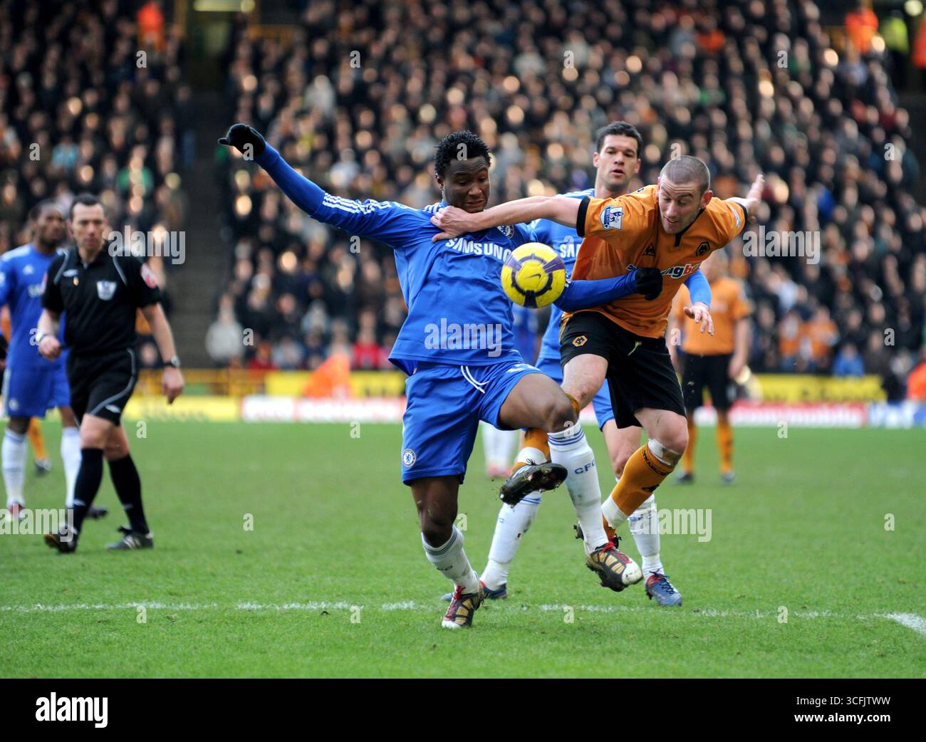 John Obi Mikel aus Chelsea und David Jones aus Wolverhampton Wanderers. Barclays Premier League - Wolverhampton Wanderers gegen Chelsea Stockfoto