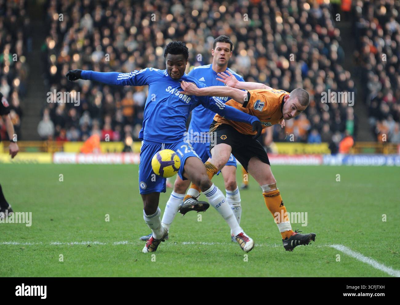 John Obi Mikel aus Chelsea und David Jones aus Wolverhampton Wanderers. Barclays Premier League - Wolverhampton Wanderers gegen Chelsea Stockfoto