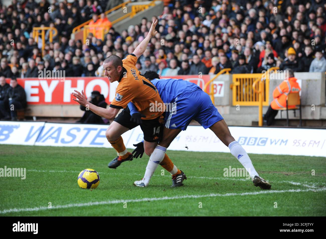 John Obi Mikel aus Chelsea und David Jones aus Wolverhampton Wanderers. Barclays Premier League - Wolverhampton Wanderers gegen Chelsea Stockfoto