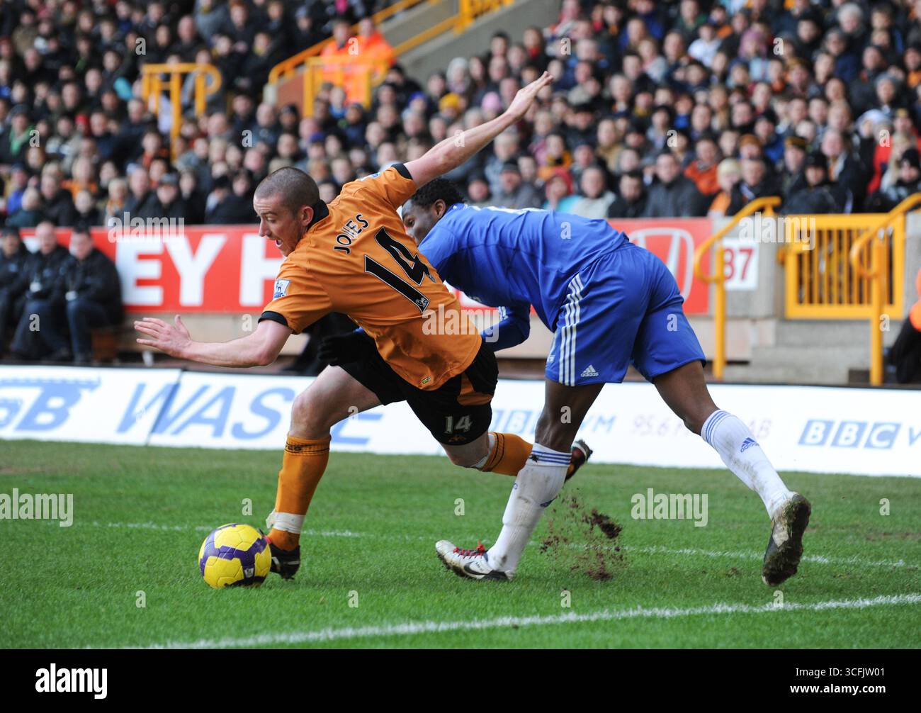 John Obi Mikel aus Chelsea und David Jones aus Wolverhampton Wanderers. Barclays Premier League - Wolverhampton Wanderers gegen Chelsea Stockfoto