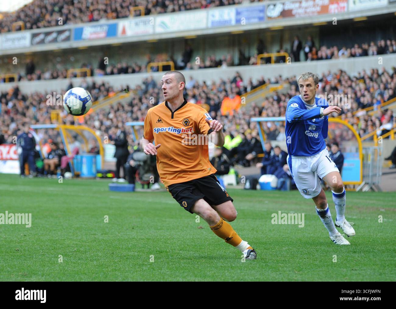 David Jones von Wolverhampton Wanderers und Philip Neville von Everton. Barclays Premier League – Wolverhampton Wanderers gegen Everton Stockfoto