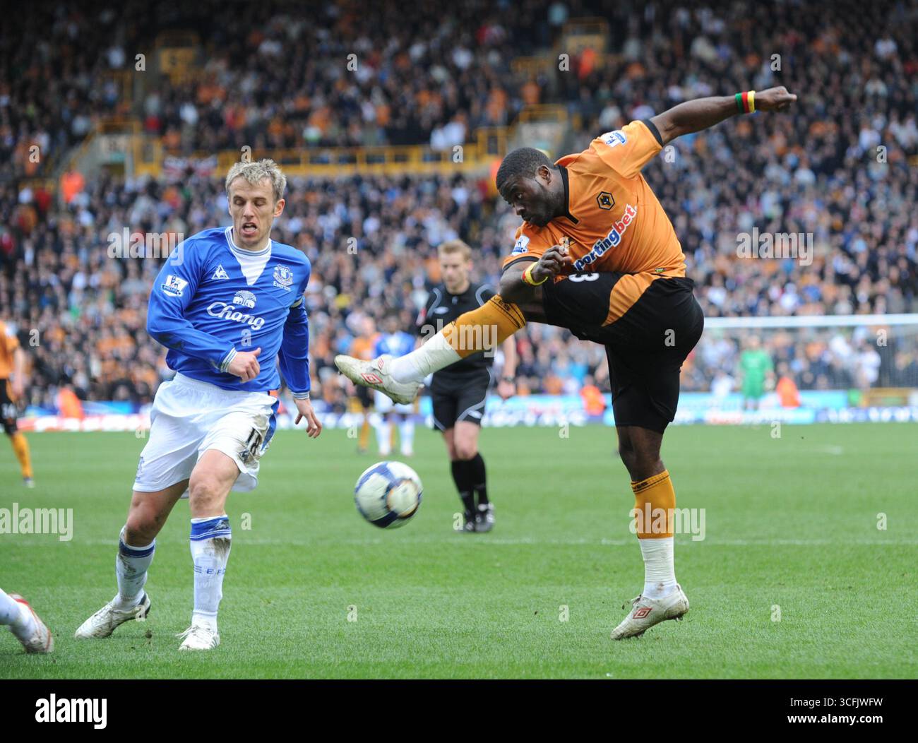 George Elokobi von Wolverhampton Wanderers und Philip Neville von Everton. Barclays Premier League – Wolverhampton Wanderers gegen Everton Stockfoto