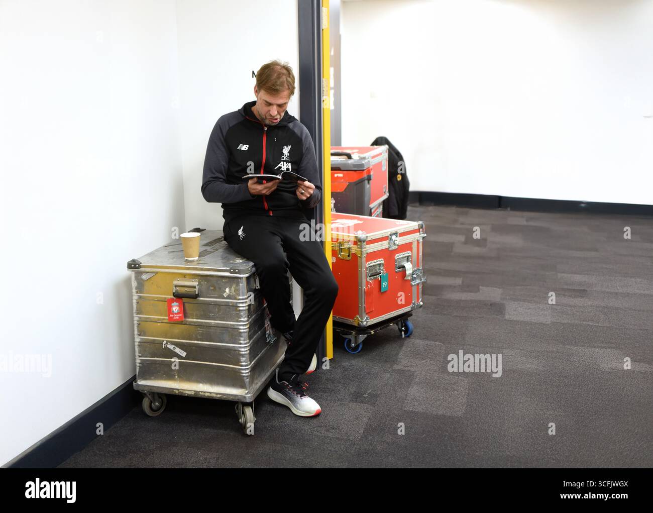 Liverpool-Trainer Jurgen Klopp im Tunnel neben der Umkleidekabine Wolverhampton Wanderers gegen Liverpool im Molineux-Stadion 23/01/2020 Stockfoto Liverpool-Trainer Jurgen Klopp im Tunnel neben der Umkleidekabine Wolverhampton Wanderers gegen Liverpool im Molineux-Stadion 23/01/2020 Stockfoto