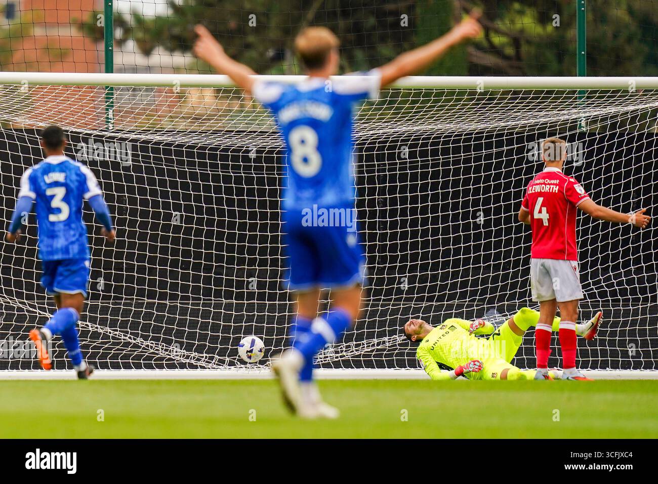 Wrexham, Großbritannien. August 2025. Wrexham Torhüter Danny Ward (21) sieht, wie der Ball beim Spiel Wrexham AFC gegen Sheffield Wednesday FC Sky Bet Championship in Stok CAE Ras, Wrexham, Vereinigtes Königreich am 23. August 2025 Guthaben: Eleanor Hoad/Every Second Media Credit: Every Second Media/Alamy Live News ins Netz geht Stockfoto