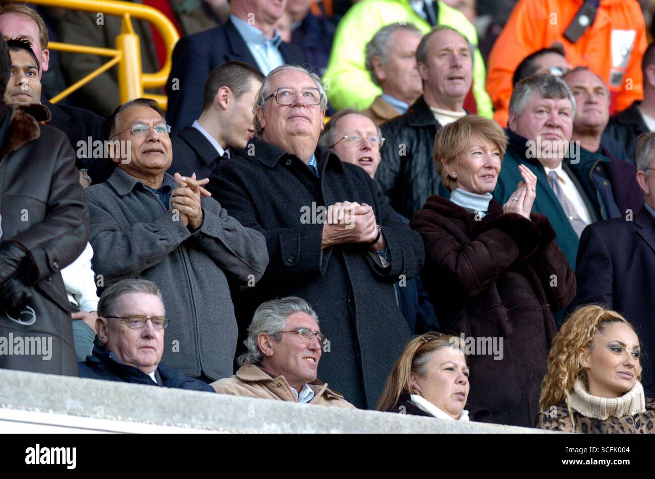 Wolverhampton Wanderers / Arsenal, 07. Februar 2004. Der Vorsitzende der Box Midland News Association, Douglas Graham, und seine Frau Sarah Graham Stockfoto Wolverhampton Wanderers / Arsenal, 07. Februar 2004. Der Vorsitzende der Box Midland News Association, Douglas Graham, und seine Frau Sarah Graham Stockfoto