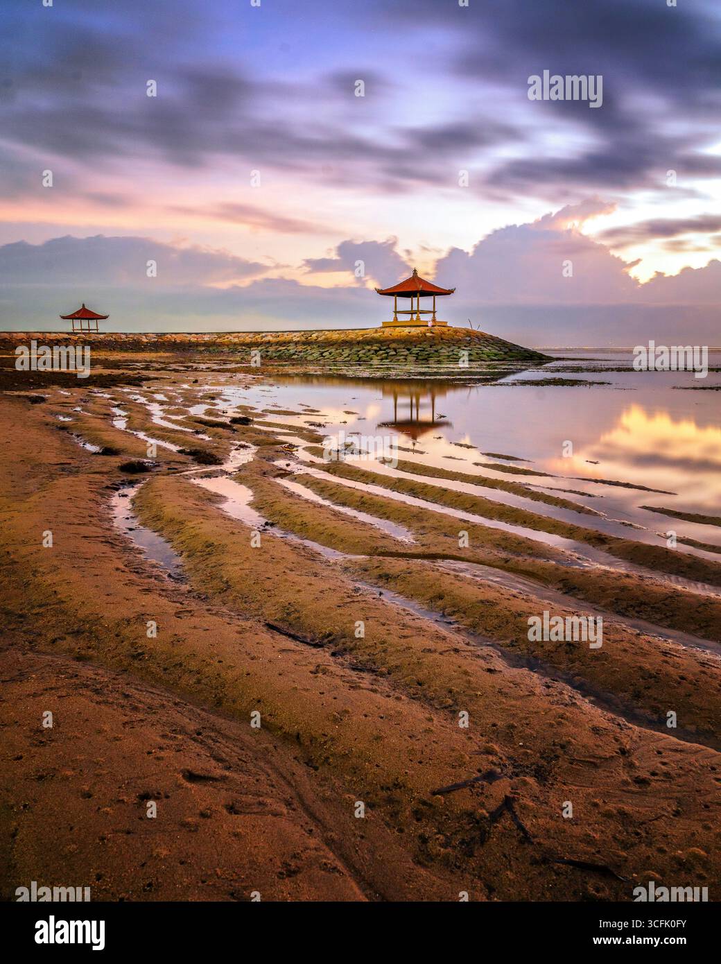 Wenn die Sonne über dem Horizont aufgeht, verwandelt sich Pantai Sanur auf Bali in ein atemberaubendes Spektakel. Stockfoto