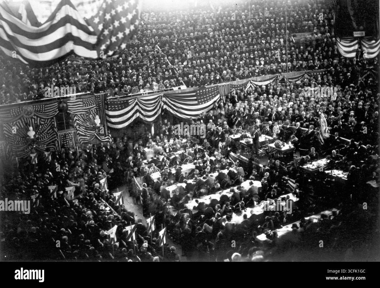 1880 Republican National Convention in Chicago, Illinois. Ein Blick auf das Interstate Exposition Building (bekannt als der „Glaspalast“) während der Tagung; James Garfield (Mitte rechts) befindet sich auf dem Podium und wartet darauf, zu sprechen. Stockfoto