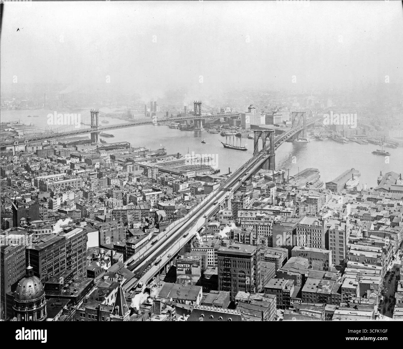 New york City 1900 – Brooklyn and Manhattan Bridges 1916. Beim Hineinzoomen kann man viele Fletcher's Castoria-Werbung in der Gegend von Two Bridges sehen. Stockfoto