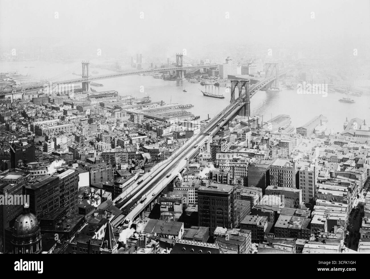 Brooklyn Bridge und Manhattan Bridge, New York City, 1916. Stockfoto