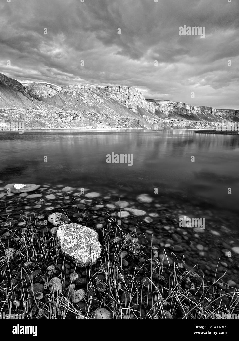 Schwarzweißfoto des malerischen und wunderschönen Lake Lenore im Bundesstaat Washington. Stockfoto