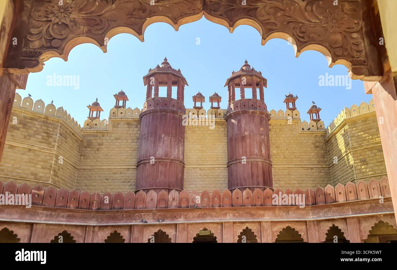 Künstlerische historische Denkmäler mit hellem Himmel aus einzigartiger Perspektive Stockfoto