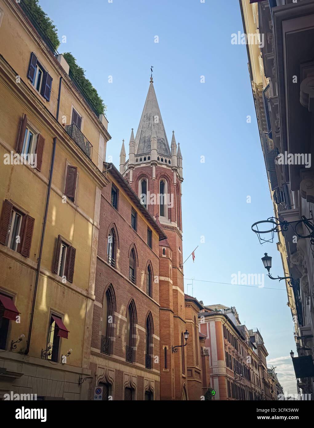 Allerheiligen-Kirche in Rom, ein atemberaubendes Beispiel für die neugotische Architektur. Das Backsteingebäude mit markantem Turm und Bogenfenstern erhebt sich in abo Stockfoto
