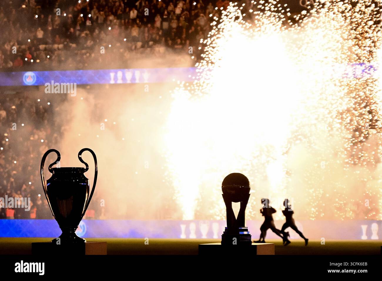 Paris, Frankreich. August 2025. Alle PSG-Trophäen wurden am Ende des Spiels zwischen PSG und Angers SCO im Parc des Princes am 22. August 2025 wieder auf dem Spielfeld vereint. - 22/08/2025 - France/Ile-de-France (Region)/Paris - Julien Mattia/Le Pictorium Credit: LE PICTORIUM/Alamy Live News Stockfoto