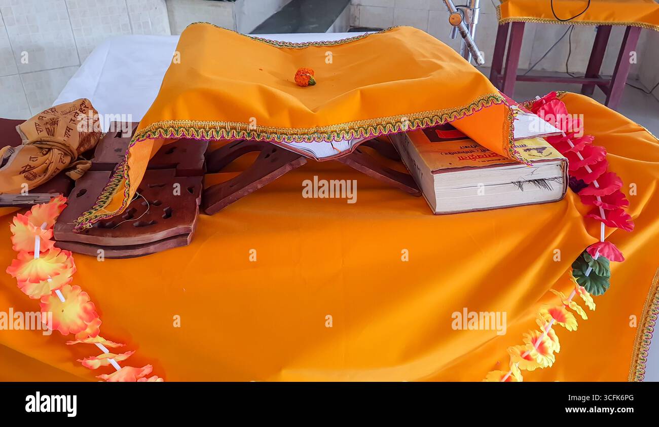 Heilige hinduschrift bhagwat geeta und ramayana im Tempel Stockfoto