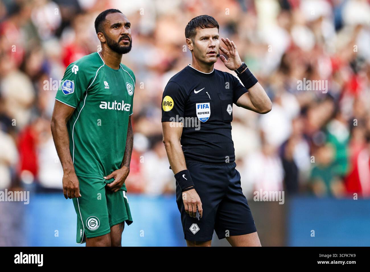 EINDHOVEN - (L-R) Marvin Peersman vom FC Groningen, Schiedsrichter Danny Makkelie während des niederländischen Eredivisie-Spiels zwischen PSV Eindhoven und FC Groningen im Phillips Stadium am 23. August 2025 in Eindhoven, Niederlande. ANP MAURICE VAN STEEN Stockfoto