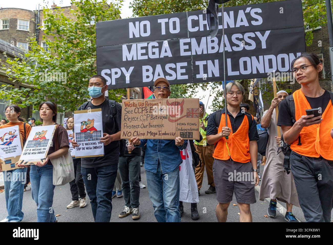 London, Großbritannien. August 2025. Demonstranten marschierten und versammelten sich heute im Zentrum Londons, um gegen Chinas Pläne für einen riesigen neuen Botschaftskomplex in der Hauptstadt zu protestieren. Aktivisten warnen, dass die Website als Spionage-Hub, als Instrument zur Einschüchterung von Dissidenten und als ernsthafte Bedrohung der nationalen Sicherheit Großbritanniens dienen könnte. Abdullah Bailey/Alamy Live News Stockfoto