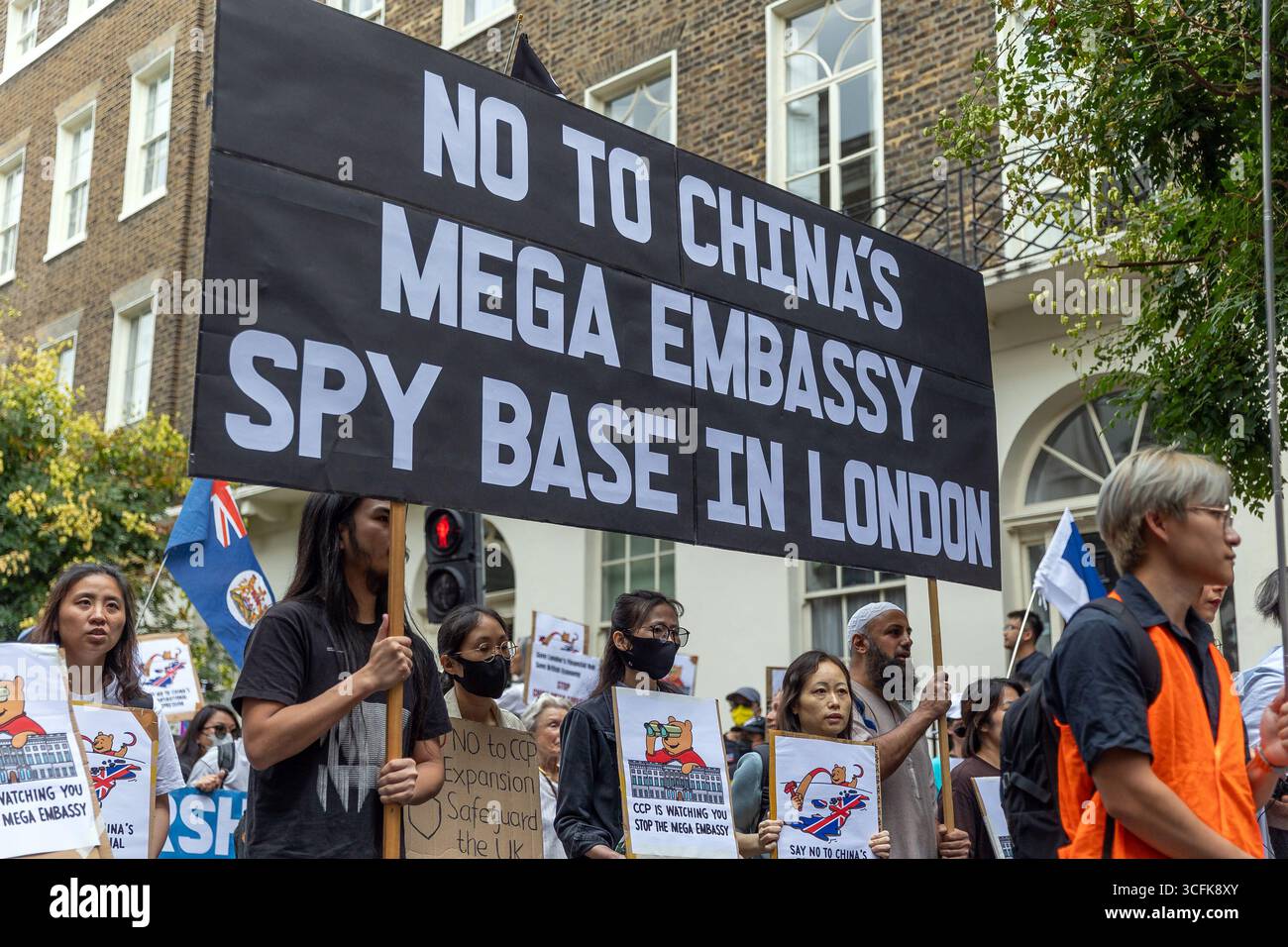 London, Großbritannien. August 2025. Demonstranten marschierten und versammelten sich heute im Zentrum Londons, um gegen Chinas Pläne für einen riesigen neuen Botschaftskomplex in der Hauptstadt zu protestieren. Aktivisten warnen, dass die Website als Spionage-Hub, als Instrument zur Einschüchterung von Dissidenten und als ernsthafte Bedrohung der nationalen Sicherheit Großbritanniens dienen könnte. Abdullah Bailey/Alamy Live News Stockfoto