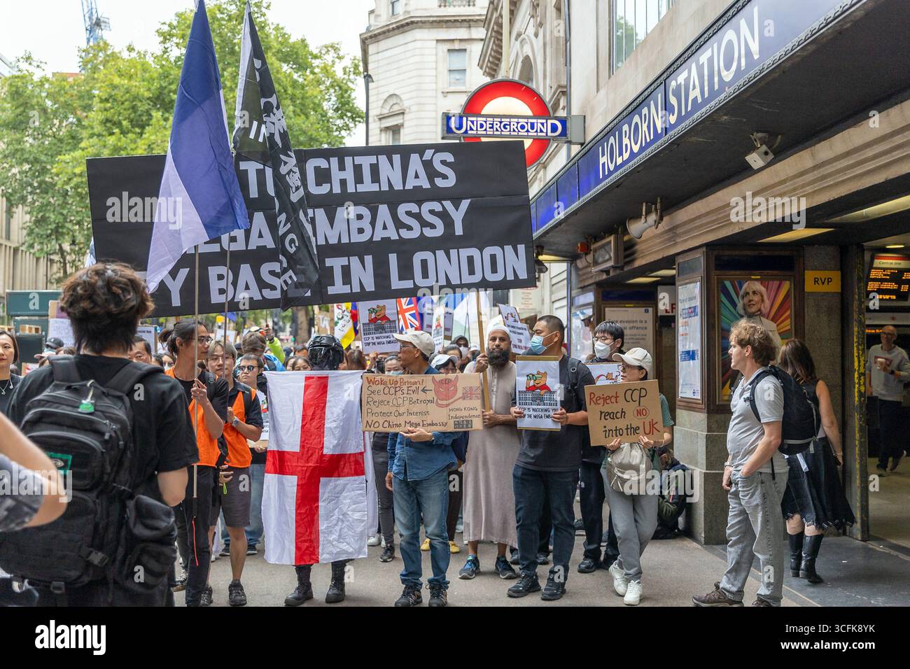 London, Großbritannien. August 2025. Demonstranten marschierten und versammelten sich heute im Zentrum Londons, um gegen Chinas Pläne für einen riesigen neuen Botschaftskomplex in der Hauptstadt zu protestieren. Aktivisten warnen, dass die Website als Spionage-Hub, als Instrument zur Einschüchterung von Dissidenten und als ernsthafte Bedrohung der nationalen Sicherheit Großbritanniens dienen könnte. Abdullah Bailey/Alamy Live News Stockfoto