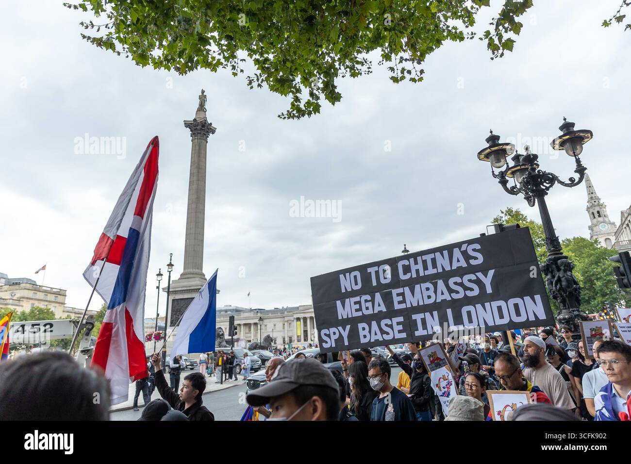 London, Großbritannien. August 2025. Demonstranten marschierten und versammelten sich heute im Zentrum Londons, um gegen Chinas Pläne für einen riesigen neuen Botschaftskomplex in der Hauptstadt zu protestieren. Aktivisten warnen, dass die Website als Spionage-Hub, als Instrument zur Einschüchterung von Dissidenten und als ernsthafte Bedrohung der nationalen Sicherheit Großbritanniens dienen könnte. Abdullah Bailey/Alamy Live News Stockfoto