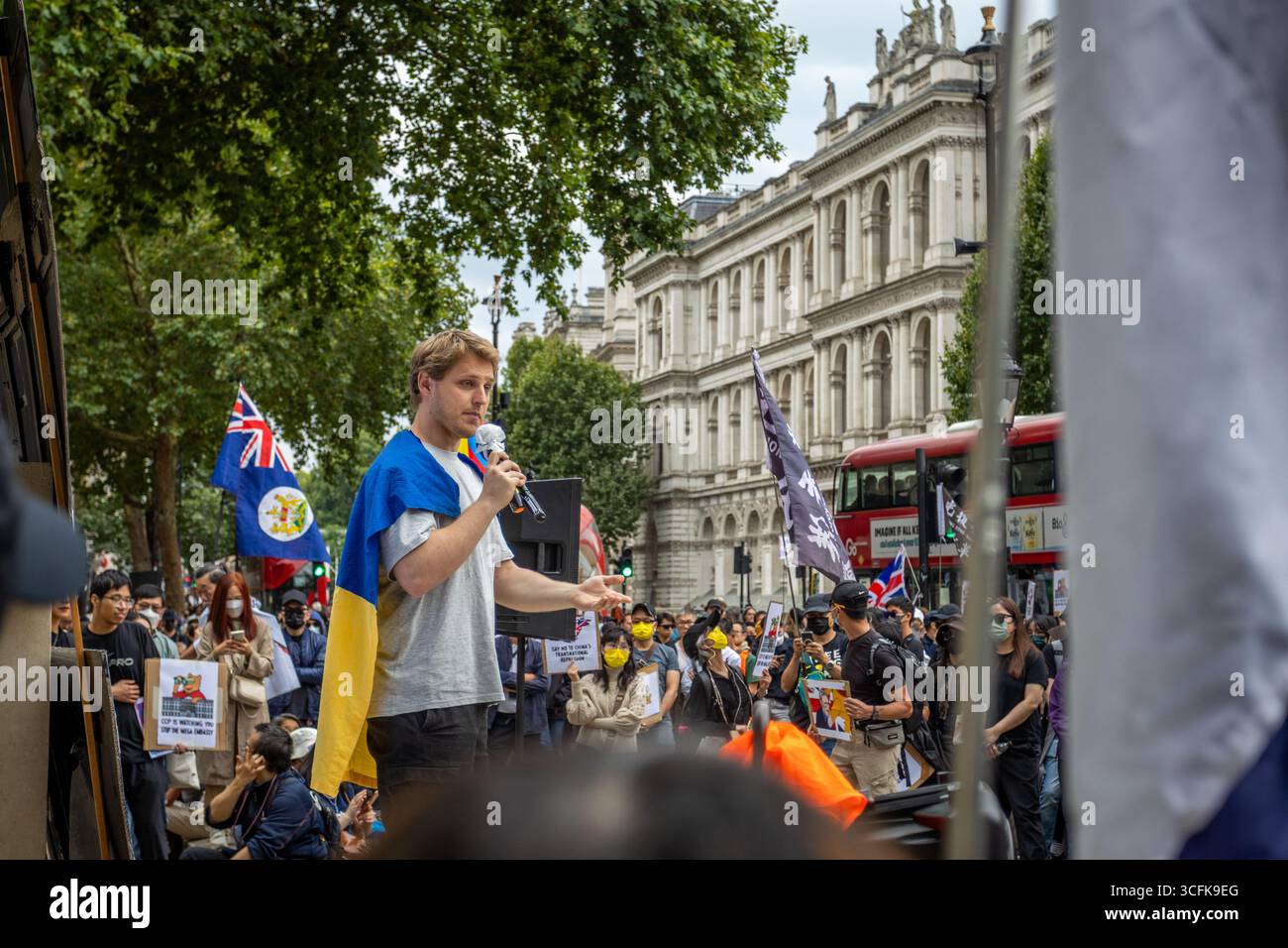 Hong Kongers und Mitglieder der chinesischen Diaspora versammelten sich in Zentral-London, um gegen den geplanten Bau einer chinesischen Mega-Botschaft zu protestieren. Demonstranten äußerten Bedenken über Pekings Einfluss und sprachen Menschenrechtsfragen an und forderten die britische Regierung auf, das Projekt einzustellen. Stockfoto