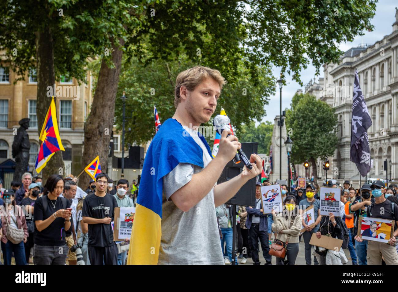 Hong Kongers und Mitglieder der chinesischen Diaspora versammelten sich in Zentral-London, um gegen den geplanten Bau einer chinesischen Mega-Botschaft zu protestieren. Demonstranten äußerten Bedenken über Pekings Einfluss und sprachen Menschenrechtsfragen an und forderten die britische Regierung auf, das Projekt einzustellen. Stockfoto
