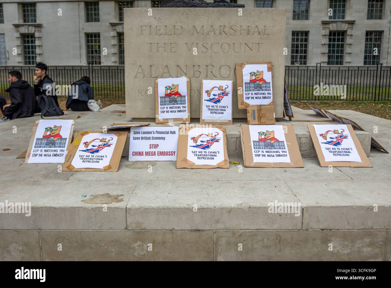 Hong Kongers und Mitglieder der chinesischen Diaspora versammelten sich in Zentral-London, um gegen den geplanten Bau einer chinesischen Mega-Botschaft zu protestieren. Demonstranten äußerten Bedenken über Pekings Einfluss und sprachen Menschenrechtsfragen an und forderten die britische Regierung auf, das Projekt einzustellen. Stockfoto