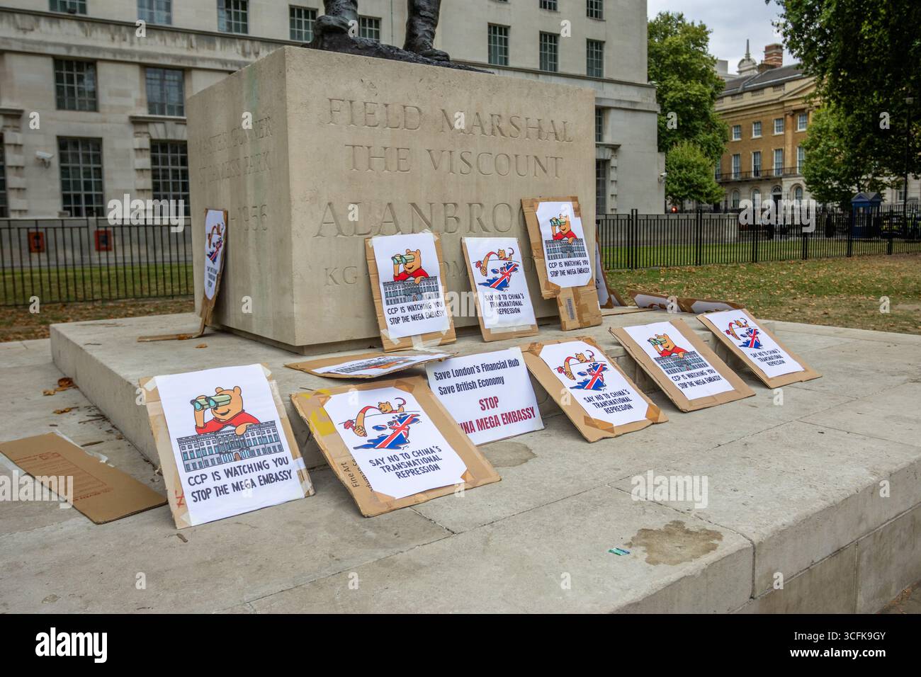Hong Kongers und Mitglieder der chinesischen Diaspora versammelten sich in Zentral-London, um gegen den geplanten Bau einer chinesischen Mega-Botschaft zu protestieren. Demonstranten äußerten Bedenken über Pekings Einfluss und sprachen Menschenrechtsfragen an und forderten die britische Regierung auf, das Projekt einzustellen. Stockfoto
