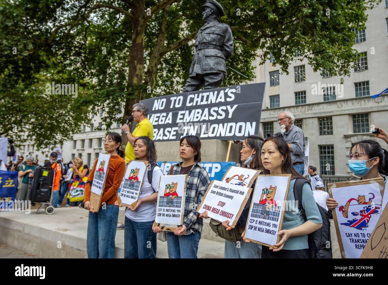 Hong Kongers und Mitglieder der chinesischen Diaspora versammelten sich in Zentral-London, um gegen den geplanten Bau einer chinesischen Mega-Botschaft zu protestieren. Demonstranten äußerten Bedenken über Pekings Einfluss und sprachen Menschenrechtsfragen an und forderten die britische Regierung auf, das Projekt einzustellen. Stockfoto