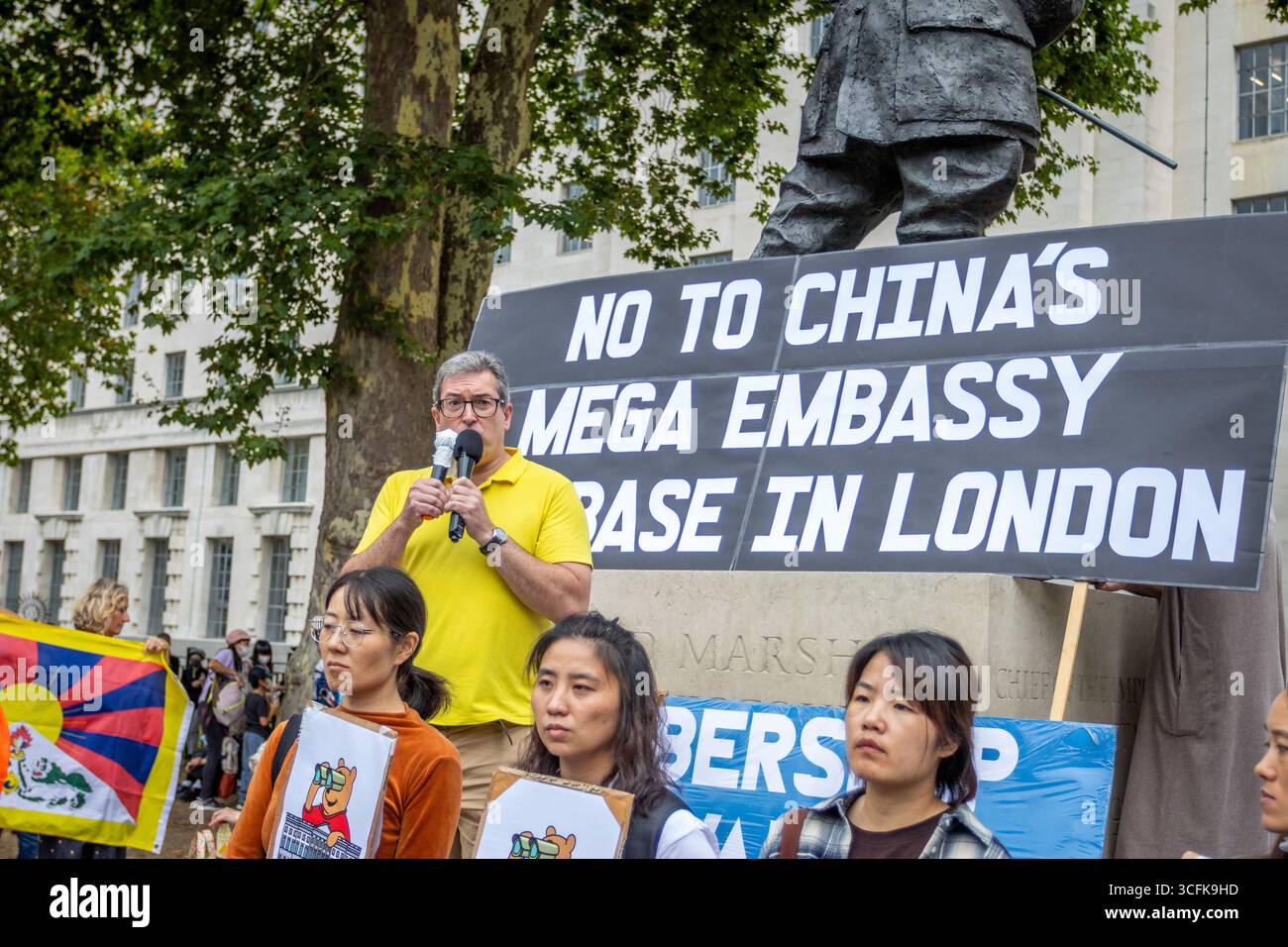 Hong Kongers und Mitglieder der chinesischen Diaspora versammelten sich in Zentral-London, um gegen den geplanten Bau einer chinesischen Mega-Botschaft zu protestieren. Demonstranten äußerten Bedenken über Pekings Einfluss und sprachen Menschenrechtsfragen an und forderten die britische Regierung auf, das Projekt einzustellen. Stockfoto Hong Kongers und Mitglieder der chinesischen Diaspora versammelten sich in Zentral-London, um gegen den geplanten Bau einer chinesischen Mega-Botschaft zu protestieren. Demonstranten äußerten Bedenken über Pekings Einfluss und sprachen Menschenrechtsfragen an und forderten die britische Regierung auf, das Projekt einzustellen. Stockfoto