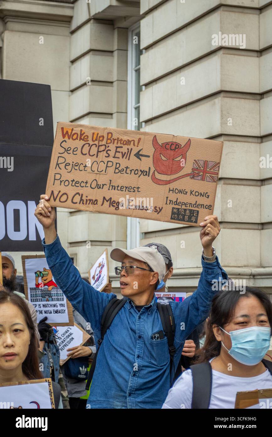 Hong Kongers und Mitglieder der chinesischen Diaspora versammelten sich in Zentral-London, um gegen den geplanten Bau einer chinesischen Mega-Botschaft zu protestieren. Demonstranten äußerten Bedenken über Pekings Einfluss und sprachen Menschenrechtsfragen an und forderten die britische Regierung auf, das Projekt einzustellen. Stockfoto