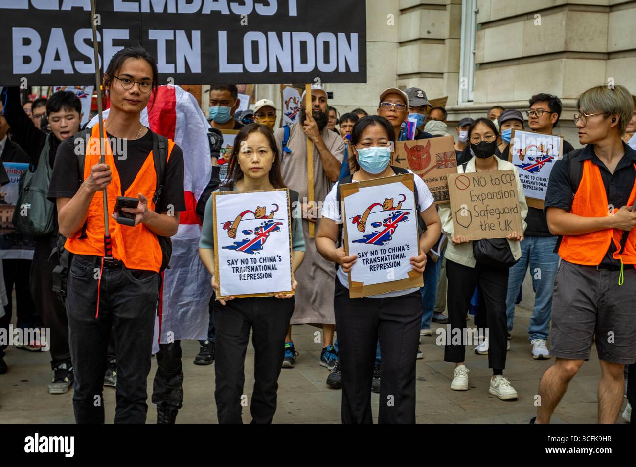 Hong Kongers und Mitglieder der chinesischen Diaspora versammelten sich in Zentral-London, um gegen den geplanten Bau einer chinesischen Mega-Botschaft zu protestieren. Demonstranten äußerten Bedenken über Pekings Einfluss und sprachen Menschenrechtsfragen an und forderten die britische Regierung auf, das Projekt einzustellen. Stockfoto