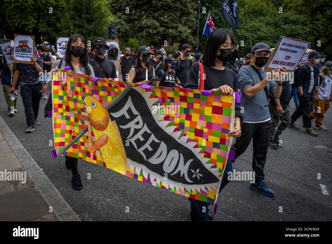 Hong Kongers und Mitglieder der chinesischen Diaspora versammelten sich in Zentral-London, um gegen den geplanten Bau einer chinesischen Mega-Botschaft zu protestieren. Demonstranten äußerten Bedenken über Pekings Einfluss und sprachen Menschenrechtsfragen an und forderten die britische Regierung auf, das Projekt einzustellen. Stockfoto