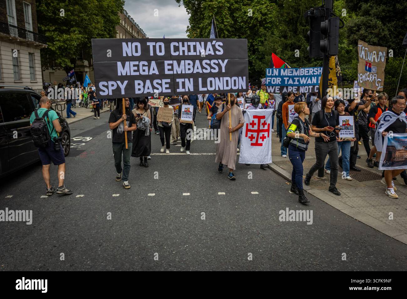 Hong Kongers und Mitglieder der chinesischen Diaspora versammelten sich in Zentral-London, um gegen den geplanten Bau einer chinesischen Mega-Botschaft zu protestieren. Demonstranten äußerten Bedenken über Pekings Einfluss und sprachen Menschenrechtsfragen an und forderten die britische Regierung auf, das Projekt einzustellen. Stockfoto