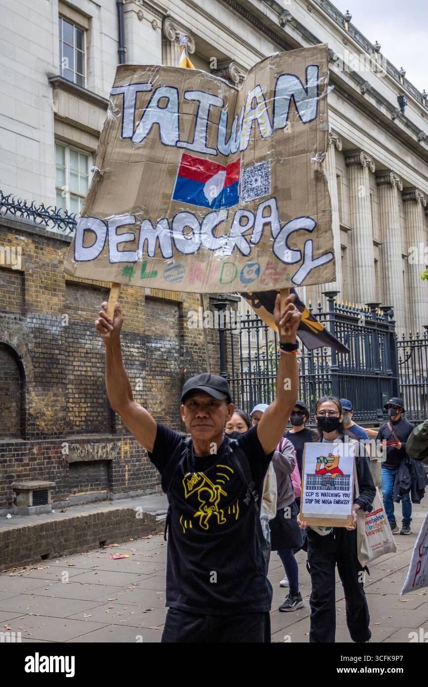 Hong Kongers und Mitglieder der chinesischen Diaspora versammelten sich in Zentral-London, um gegen den geplanten Bau einer chinesischen Mega-Botschaft zu protestieren. Demonstranten äußerten Bedenken über Pekings Einfluss und sprachen Menschenrechtsfragen an und forderten die britische Regierung auf, das Projekt einzustellen. Stockfoto