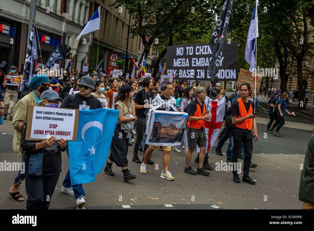 Hong Kongers und Mitglieder der chinesischen Diaspora versammelten sich in Zentral-London, um gegen den geplanten Bau einer chinesischen Mega-Botschaft zu protestieren. Demonstranten äußerten Bedenken über Pekings Einfluss und sprachen Menschenrechtsfragen an und forderten die britische Regierung auf, das Projekt einzustellen. Stockfoto