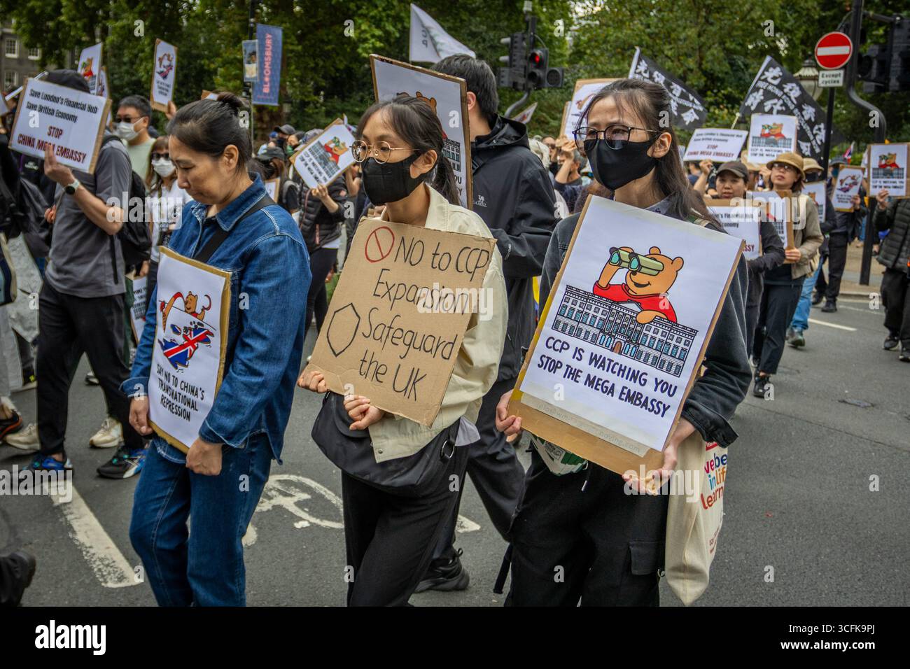 Hong Kongers und Mitglieder der chinesischen Diaspora versammelten sich in Zentral-London, um gegen den geplanten Bau einer chinesischen Mega-Botschaft zu protestieren. Demonstranten äußerten Bedenken über Pekings Einfluss und sprachen Menschenrechtsfragen an und forderten die britische Regierung auf, das Projekt einzustellen. Stockfoto