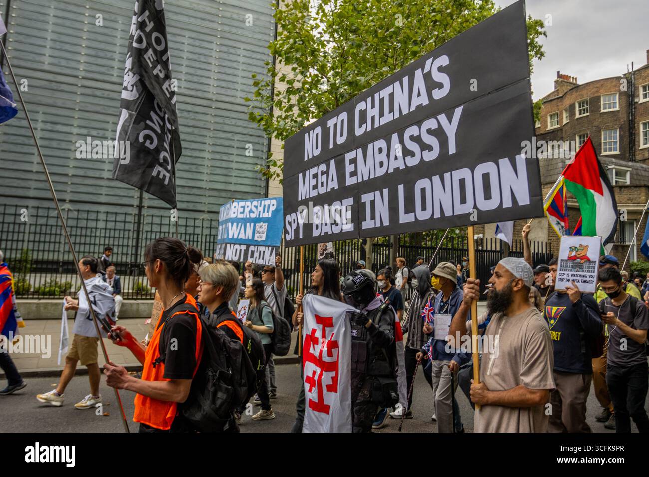 Hong Kongers und Mitglieder der chinesischen Diaspora versammelten sich in Zentral-London, um gegen den geplanten Bau einer chinesischen Mega-Botschaft zu protestieren. Demonstranten äußerten Bedenken über Pekings Einfluss und sprachen Menschenrechtsfragen an und forderten die britische Regierung auf, das Projekt einzustellen. Stockfoto