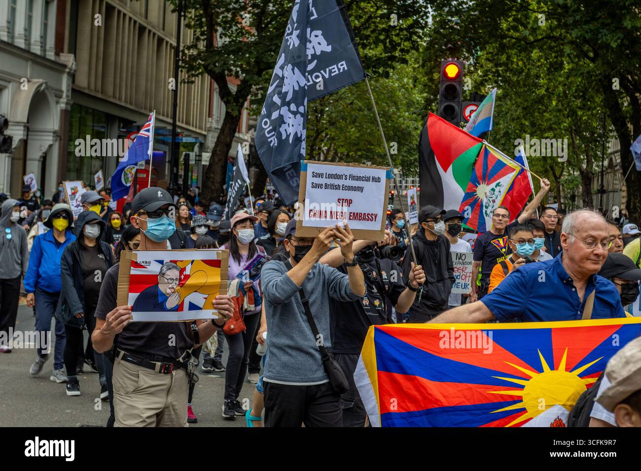 Hong Kongers und Mitglieder der chinesischen Diaspora versammelten sich in Zentral-London, um gegen den geplanten Bau einer chinesischen Mega-Botschaft zu protestieren. Demonstranten äußerten Bedenken über Pekings Einfluss und sprachen Menschenrechtsfragen an und forderten die britische Regierung auf, das Projekt einzustellen. Stockfoto