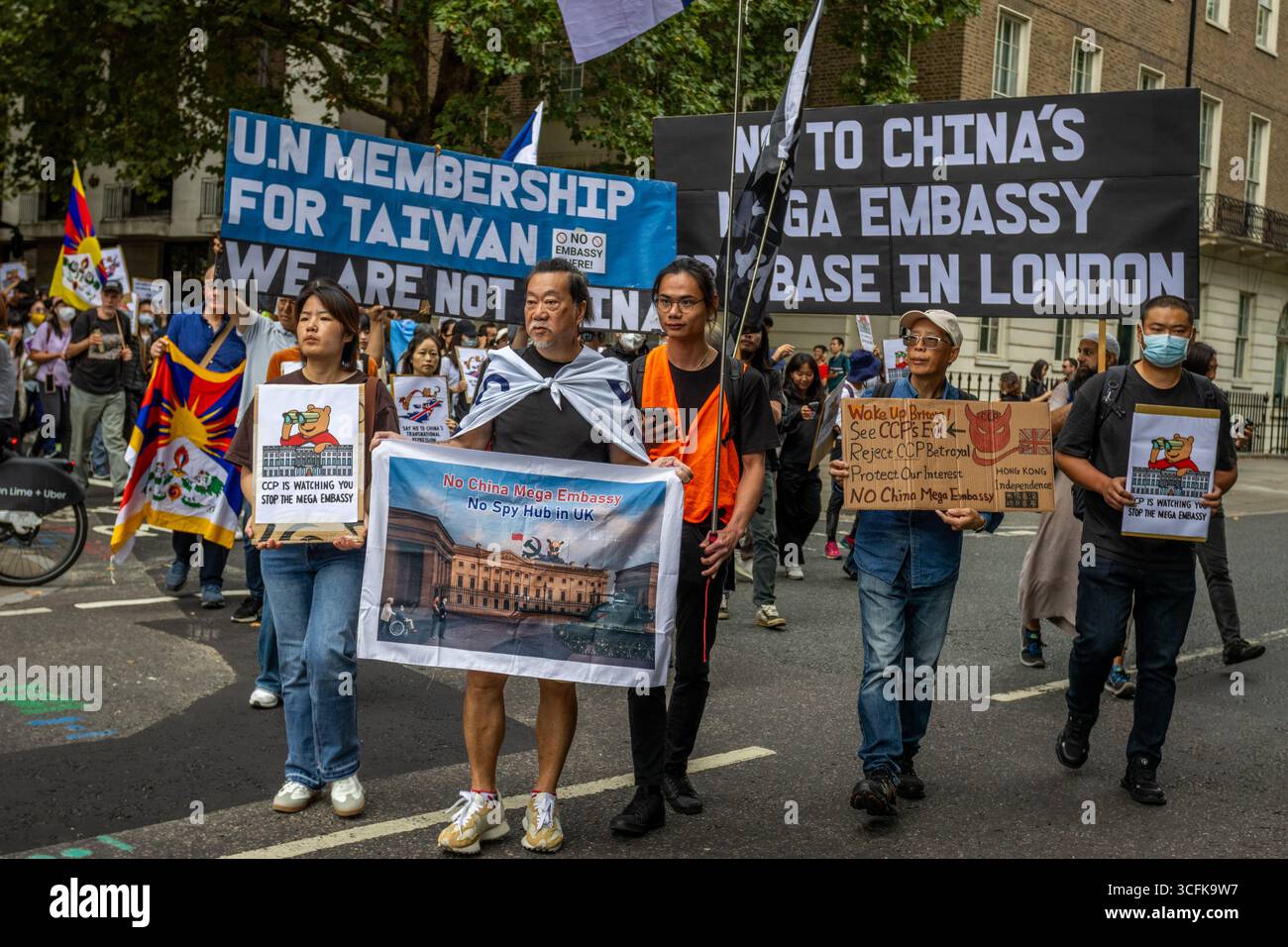 Hong Kongers und Mitglieder der chinesischen Diaspora versammelten sich in Zentral-London, um gegen den geplanten Bau einer chinesischen Mega-Botschaft zu protestieren. Demonstranten äußerten Bedenken über Pekings Einfluss und sprachen Menschenrechtsfragen an und forderten die britische Regierung auf, das Projekt einzustellen. Stockfoto