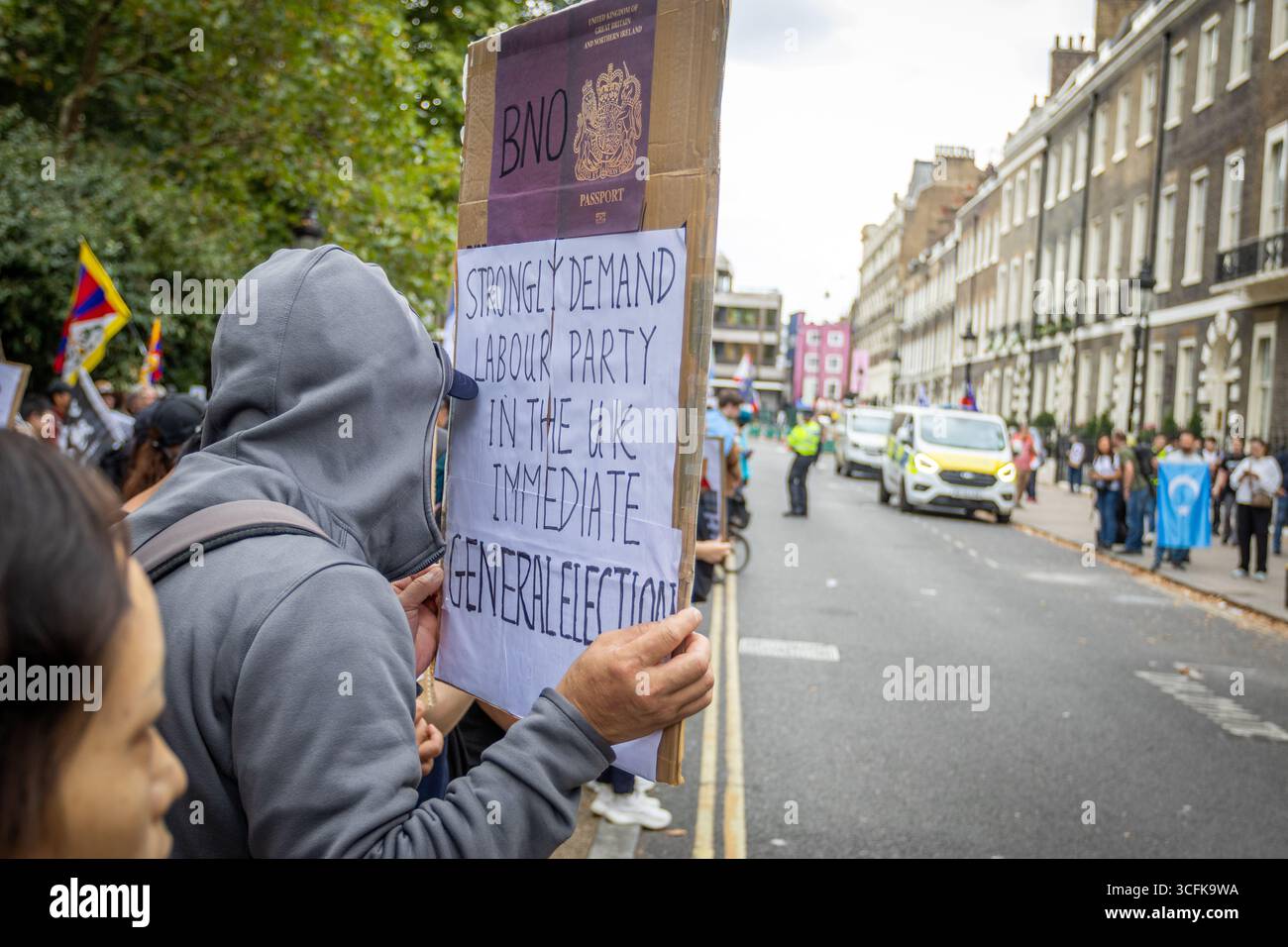 Hong Kongers und Mitglieder der chinesischen Diaspora versammelten sich in Zentral-London, um gegen den geplanten Bau einer chinesischen Mega-Botschaft zu protestieren. Demonstranten äußerten Bedenken über Pekings Einfluss und sprachen Menschenrechtsfragen an und forderten die britische Regierung auf, das Projekt einzustellen. Stockfoto