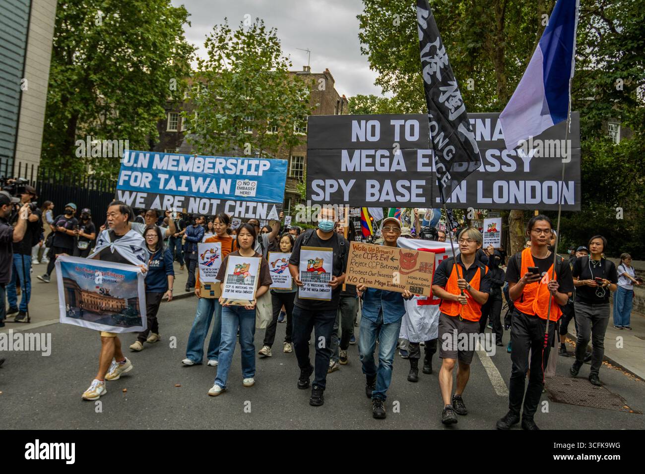 Hong Kongers und Mitglieder der chinesischen Diaspora versammelten sich in Zentral-London, um gegen den geplanten Bau einer chinesischen Mega-Botschaft zu protestieren. Demonstranten äußerten Bedenken über Pekings Einfluss und sprachen Menschenrechtsfragen an und forderten die britische Regierung auf, das Projekt einzustellen. Stockfoto