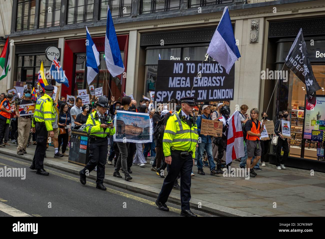 Hong Kongers und Mitglieder der chinesischen Diaspora versammelten sich in Zentral-London, um gegen den geplanten Bau einer chinesischen Mega-Botschaft zu protestieren. Demonstranten äußerten Bedenken über Pekings Einfluss und sprachen Menschenrechtsfragen an und forderten die britische Regierung auf, das Projekt einzustellen. Stockfoto