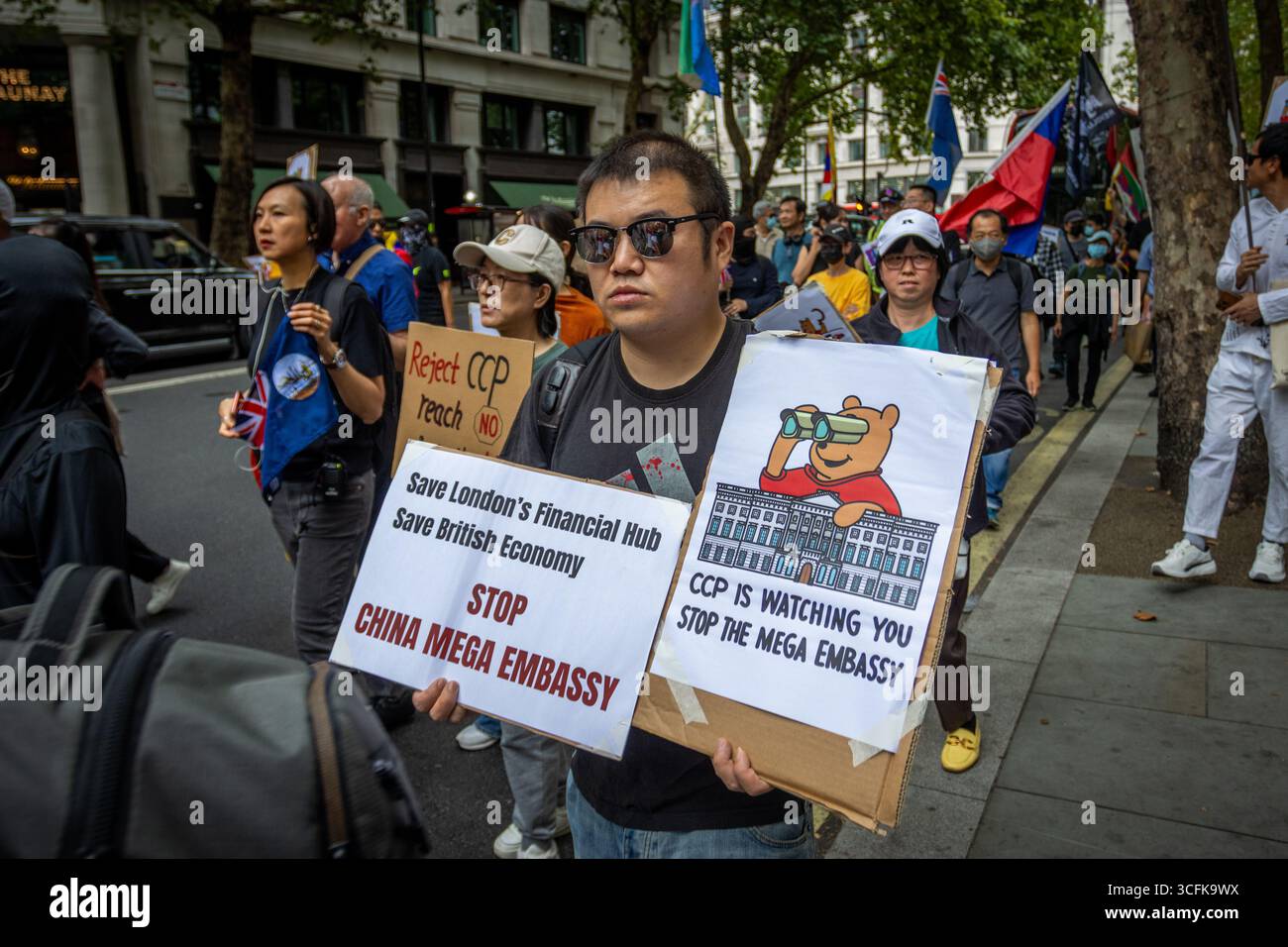 Hong Kongers und Mitglieder der chinesischen Diaspora versammelten sich in Zentral-London, um gegen den geplanten Bau einer chinesischen Mega-Botschaft zu protestieren. Demonstranten äußerten Bedenken über Pekings Einfluss und sprachen Menschenrechtsfragen an und forderten die britische Regierung auf, das Projekt einzustellen. Stockfoto
