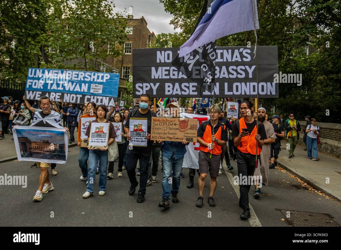 Hong Kongers und Mitglieder der chinesischen Diaspora versammelten sich in Zentral-London, um gegen den geplanten Bau einer chinesischen Mega-Botschaft zu protestieren. Demonstranten äußerten Bedenken über Pekings Einfluss und sprachen Menschenrechtsfragen an und forderten die britische Regierung auf, das Projekt einzustellen. Stockfoto Hong Kongers und Mitglieder der chinesischen Diaspora versammelten sich in Zentral-London, um gegen den geplanten Bau einer chinesischen Mega-Botschaft zu protestieren. Demonstranten äußerten Bedenken über Pekings Einfluss und sprachen Menschenrechtsfragen an und forderten die britische Regierung auf, das Projekt einzustellen. Stockfoto