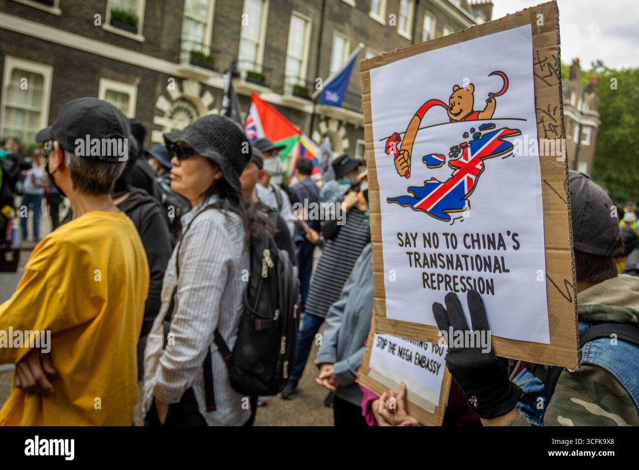 Hong Kongers und Mitglieder der chinesischen Diaspora versammelten sich in Zentral-London, um gegen den geplanten Bau einer chinesischen Mega-Botschaft zu protestieren. Demonstranten äußerten Bedenken über Pekings Einfluss und sprachen Menschenrechtsfragen an und forderten die britische Regierung auf, das Projekt einzustellen. Stockfoto