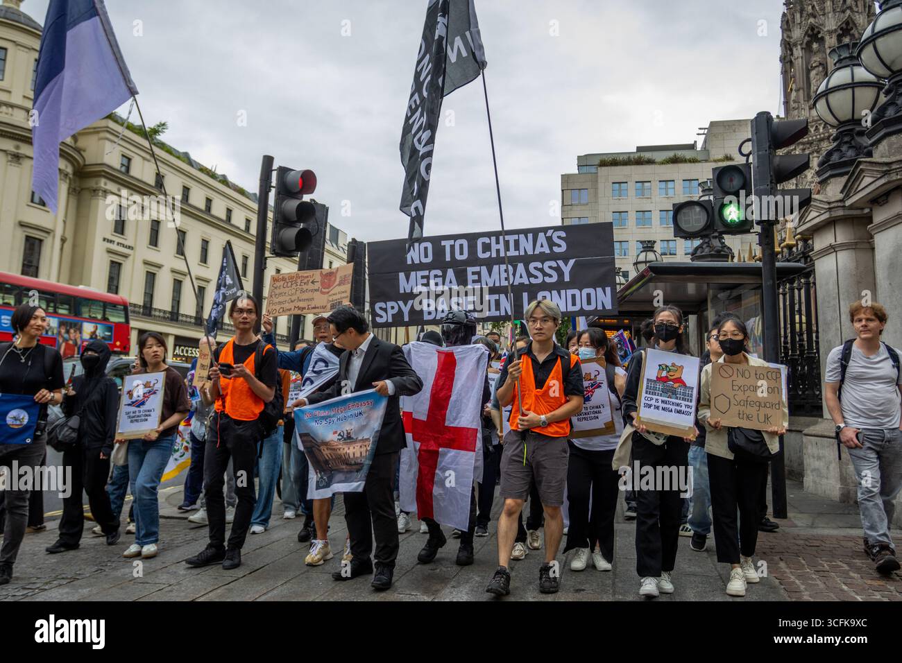 Hong Kongers und Mitglieder der chinesischen Diaspora versammelten sich in Zentral-London, um gegen den geplanten Bau einer chinesischen Mega-Botschaft zu protestieren. Demonstranten äußerten Bedenken über Pekings Einfluss und sprachen Menschenrechtsfragen an und forderten die britische Regierung auf, das Projekt einzustellen. Stockfoto Hong Kongers und Mitglieder der chinesischen Diaspora versammelten sich in Zentral-London, um gegen den geplanten Bau einer chinesischen Mega-Botschaft zu protestieren. Demonstranten äußerten Bedenken über Pekings Einfluss und sprachen Menschenrechtsfragen an und forderten die britische Regierung auf, das Projekt einzustellen. Stockfoto