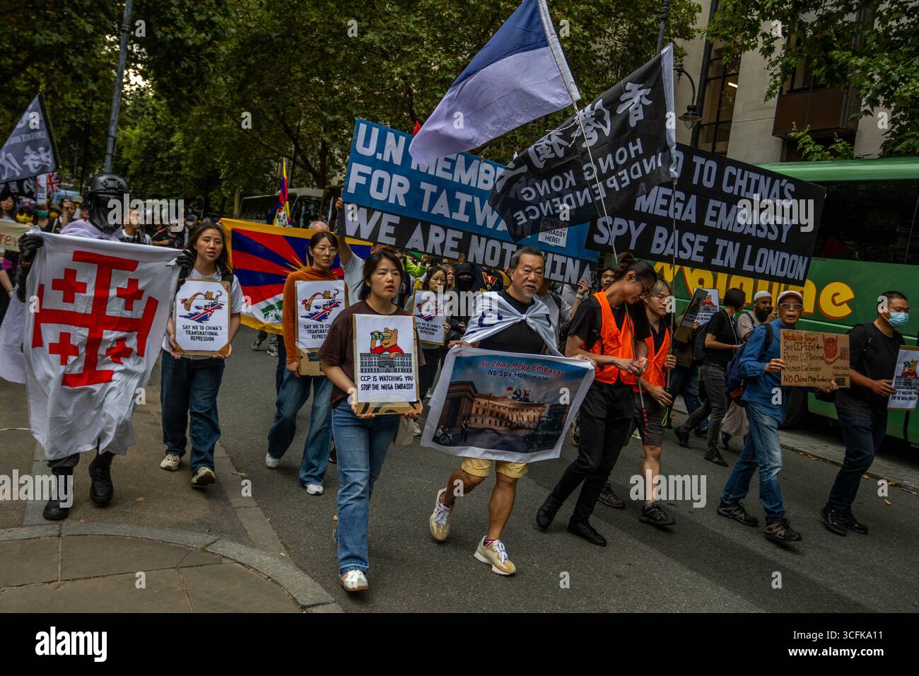 Hong Kongers und Mitglieder der chinesischen Diaspora versammelten sich in Zentral-London, um gegen den geplanten Bau einer chinesischen Mega-Botschaft zu protestieren. Demonstranten äußerten Bedenken über Pekings Einfluss und sprachen Menschenrechtsfragen an und forderten die britische Regierung auf, das Projekt einzustellen. Stockfoto
