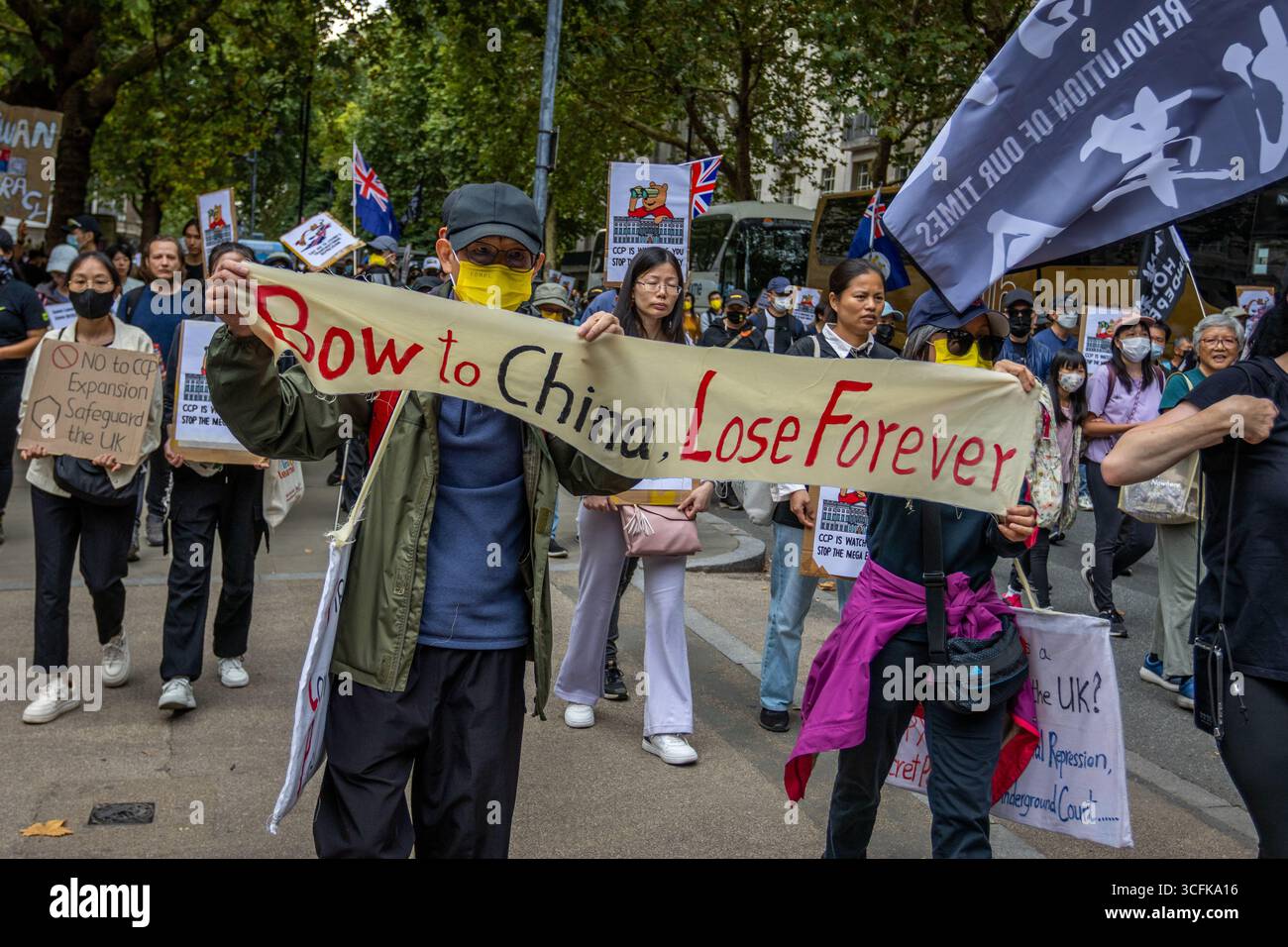 Hong Kongers und Mitglieder der chinesischen Diaspora versammelten sich in Zentral-London, um gegen den geplanten Bau einer chinesischen Mega-Botschaft zu protestieren. Demonstranten äußerten Bedenken über Pekings Einfluss und sprachen Menschenrechtsfragen an und forderten die britische Regierung auf, das Projekt einzustellen. Stockfoto